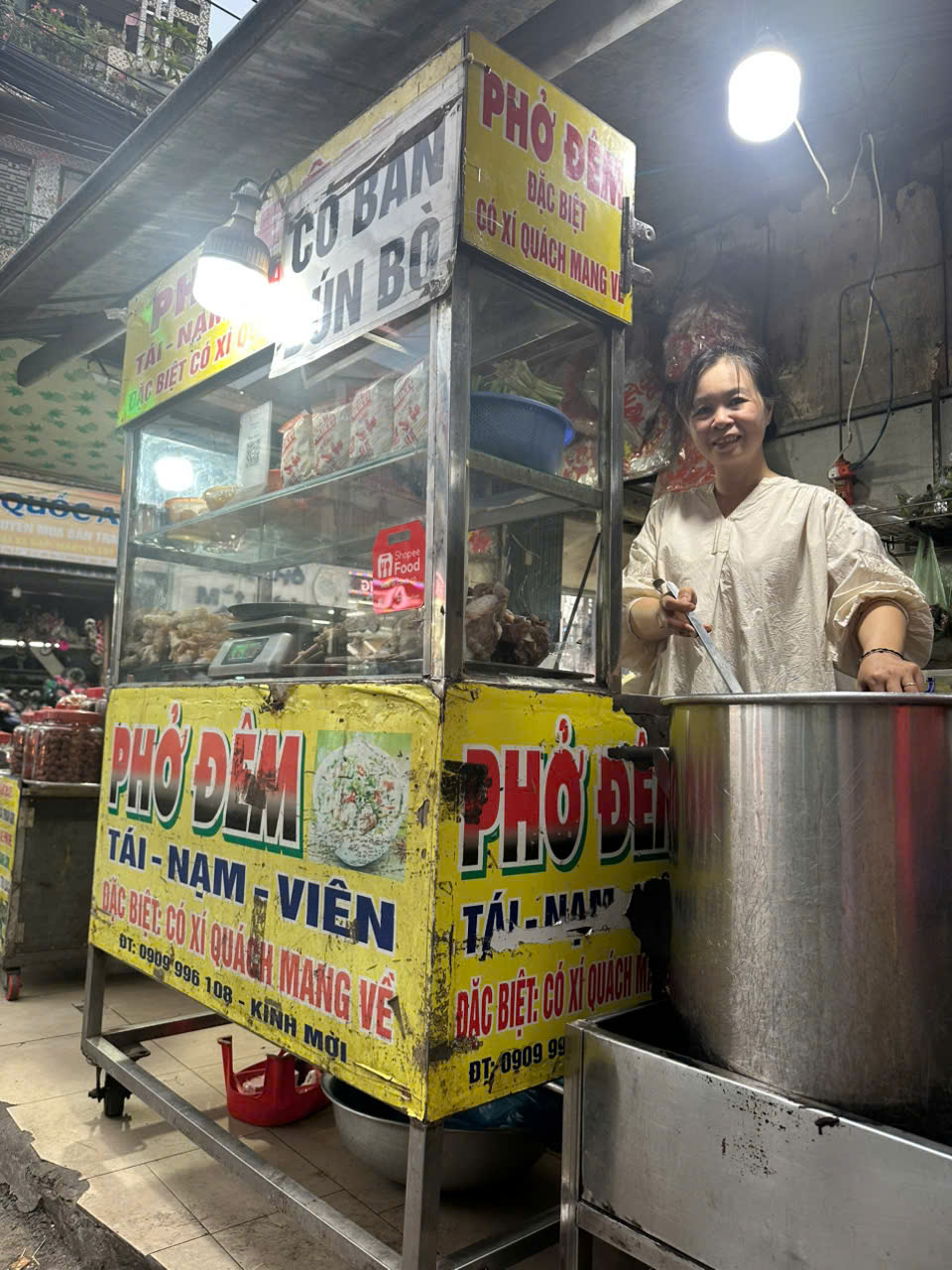 Chị Nguyễn Hải Âu đứng bếp quán Phở Đêm